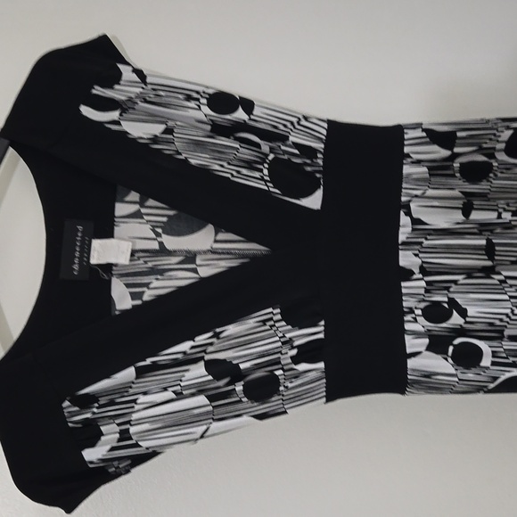 Dress- sleeveless - Picture 2 of 5